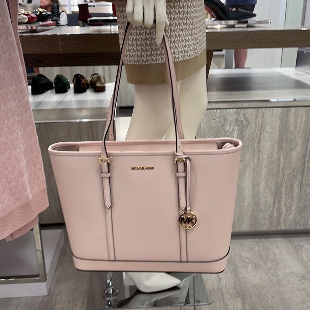 MICHAEL KORS
Jet Set Travel Lg Top Zip Shoulder Tote Saffiano Leather
Pwdr Blush